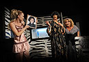  Linda Rybová, Vanda Hybnerová, Martina Hudečková během představení Miláček Anna, foto: Ivo Mičkal