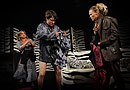  Martina Hudečková, Saša Rašilov, Linda Rybová během představení Miláček Anna, foto: Ivo Mičkal