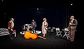 Václav Helšus, Václav Postránecký, Svatopluk Skopal, Johana Tesařová, René Přibil v inscenaci Stará dobrá kapela, foto: Roman Albrecht