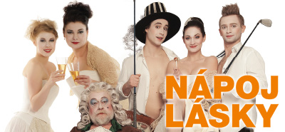 Max Christian Feiler: Nápoj Lásky. Hrají: Hynek Čermák, Lukáš Příkazký / Filip Tomsa, Dušan Sitek, Veronika Macková, Martina Preissová / Michaela Sejnová. Uvádí Divadlo Palace Praha. Max Christian Feiler: Nápoj Lásky. Hrají: Hynek Čermák, Lukáš Příkazký / Filip Tomsa, Dušan Sitek, Veronika Macková, Martina ...