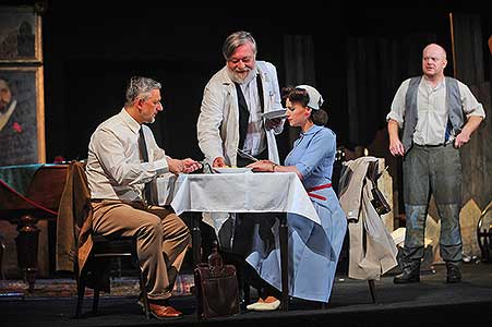 Richard Trsťan, Dušan Sitek, Eva Kodešová a David Novotný v inscenaci Hraběnka, Divadlo Palace Praha, foto: Lucie Vítková