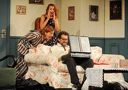 Vanda Hybnerová, Ondřej Vetchý, Andrea Hoffmannová v inscenaci Prachy ! ! !, foto: Lucie Vítková
