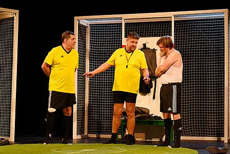 Miroslav Etzler, Michal Novotný, Martin Kubačák v inscenaci Šťovík na smetaně, foto: Lucie Vítková