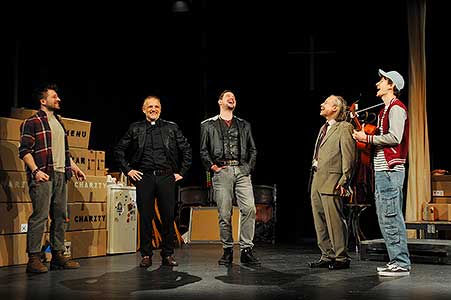 Filip František Červenka, Richard Trsťan, Ondřej Veselý, Viktor Dvořák, Antonio Šoposki v inscenaci  Irská kletba, foto: Lucie Vítková