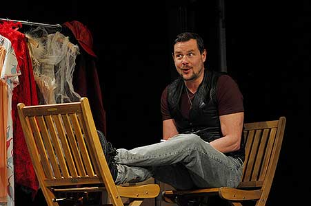 Ondřej Veselý v inscenaci  Irská kletba, foto: Lucie Vítková