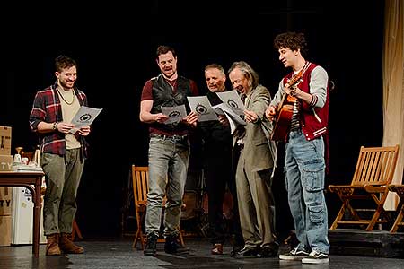 Filip František Červenka, Richard Trsťan, Ondřej Veselý, Viktor Dvořák, Antonio Šoposki v inscenaci  Irská kletba, foto: Lucie Vítková