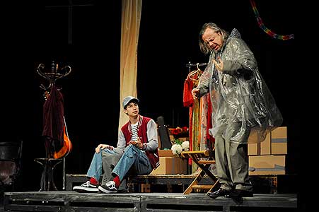 Antonio Šoposki, Viktor Dvořák v inscenaci  Irská kletba, foto: Lucie Vítková