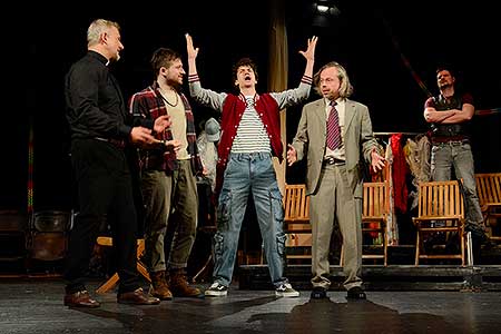 Richard Trsťan, Filip František Červenka, Antonio Šoposki, Viktor Dvořák, Ondřej Veselý v inscenaci  Irská kletba, foto: Lucie Vítková