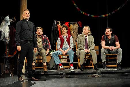 Richard Trsťan, Filip František Červenka, Antonio Šoposki, Viktor Dvořák, Ondřej Veselý v inscenaci  Irská kletba, foto: Lucie Vítková