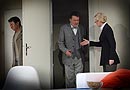 Aleš Procházka, Jaromír Meduna, Kateřina Brožová v představení „Dohazovač“, foto: Ivo Mičkal